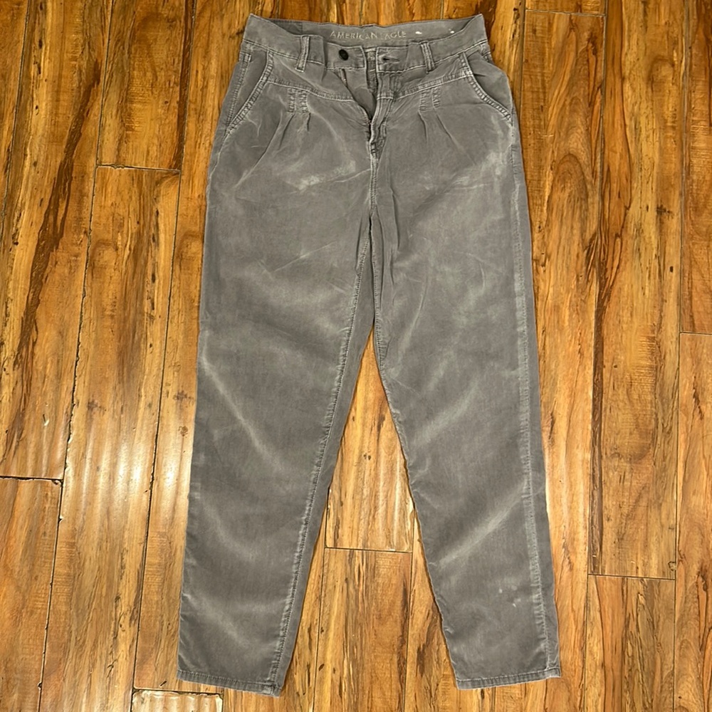 American Eagle mom jean, light grey corduroy pants size 4 women’s.